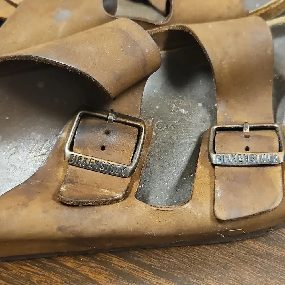 Birkenstock Arizona two-strap sandals in brown genuine leather. EU size 44
